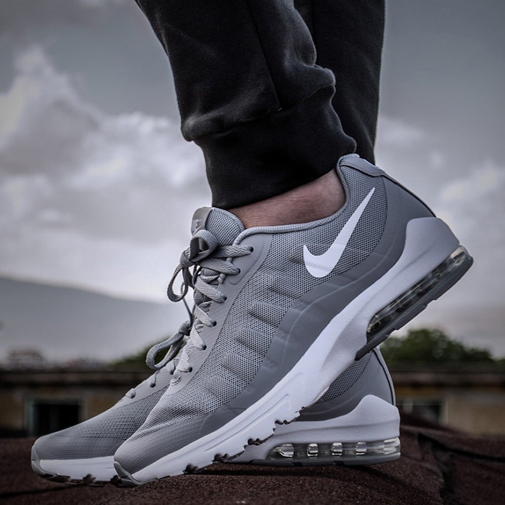 Tenis Nike Air Max Invigor 749680011 Gris Hombre
