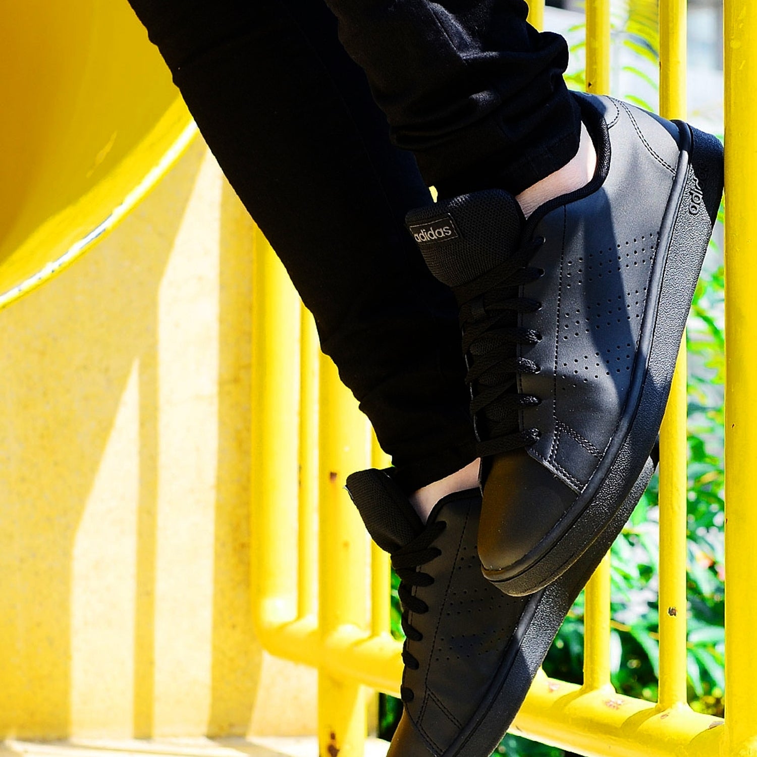Adidas negros sales advantage